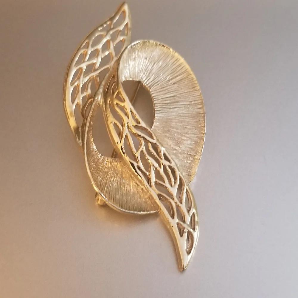 Vintage Signed Celebrity NY Gold Ribbon Swirl Openwork Filigree Brooch
